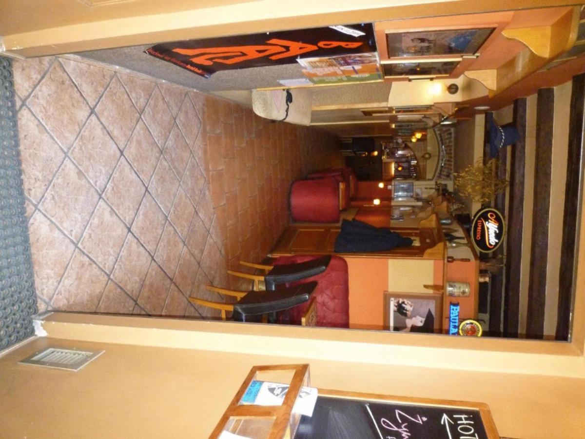 Academus Pub & Guest House Wrocław Exteriör bild