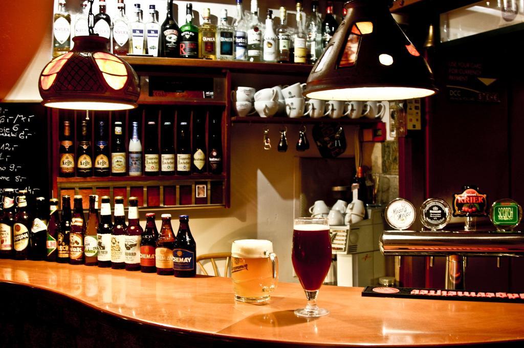 Academus Pub & Guest House Wrocław Exteriör bild