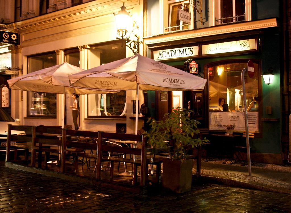 Academus Pub & Guest House Wrocław Exteriör bild