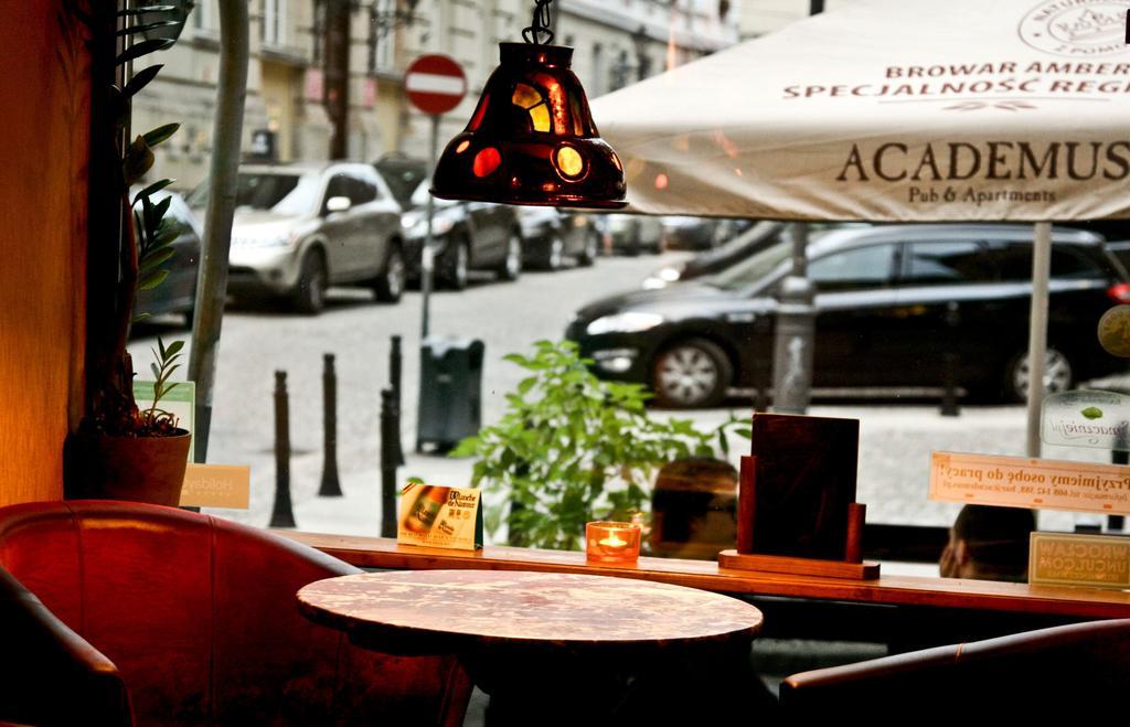 Academus Pub & Guest House Wrocław Exteriör bild