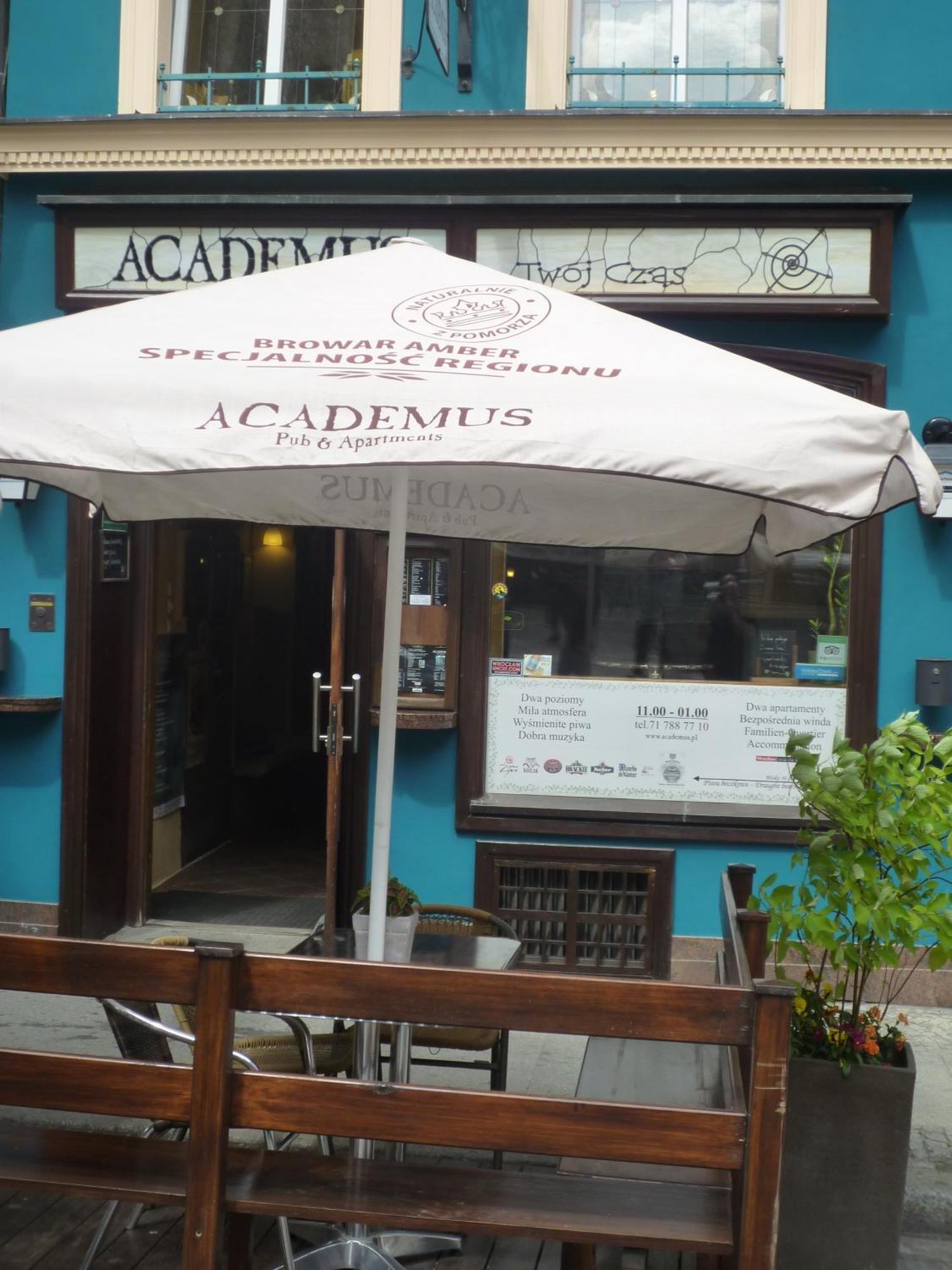 Academus Pub & Guest House Wrocław Exteriör bild