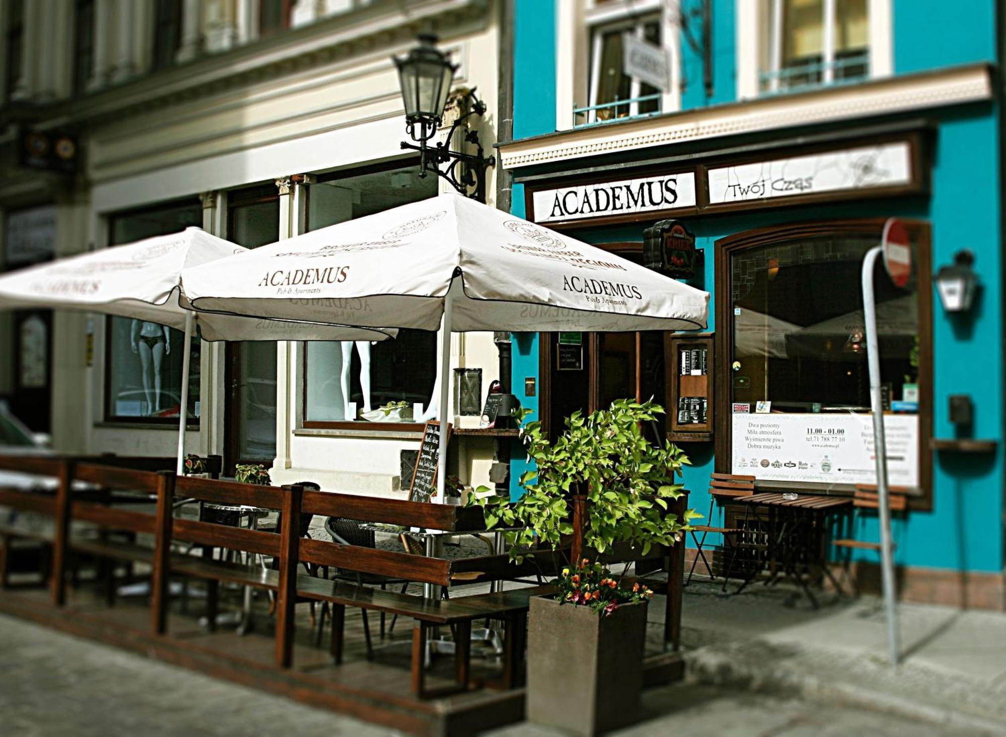 Academus Pub & Guest House Wrocław Exteriör bild