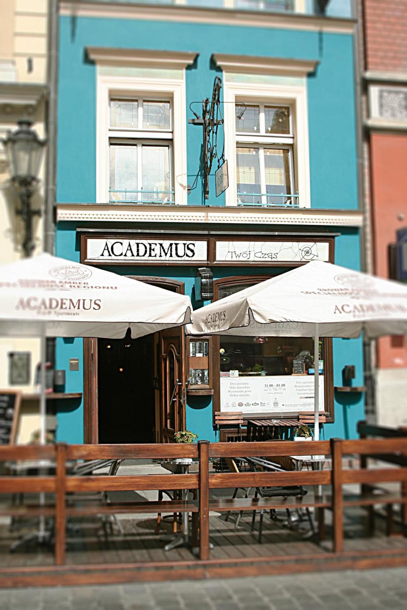 Academus Pub & Guest House Wrocław Exteriör bild