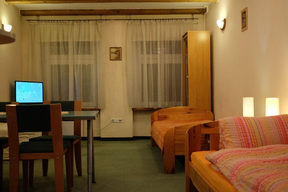 Academus Pub & Guest House Wrocław Exteriör bild