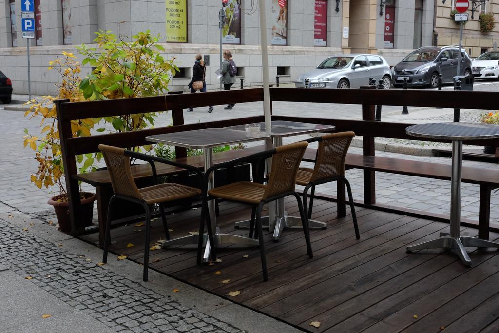 Academus Pub & Guest House Wrocław Exteriör bild